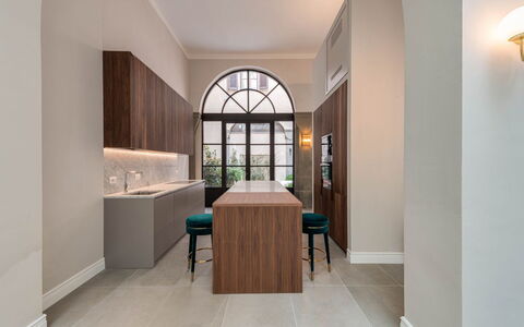 Duomo Penthouse by Geco Vacation Rentals: Propiedad, Mesa, Edificio, Madera, Diseño De Interiores, Encendiendo, Piso, Gabinetes, Cajón, Suelo