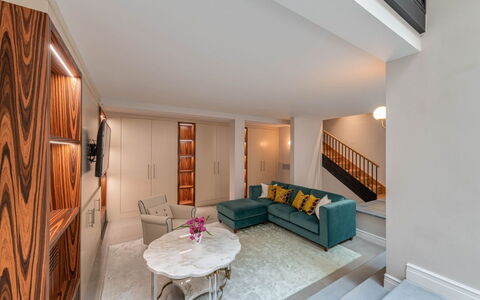 Duomo Penthouse by Geco Vacation Rentals: Mesa, Edificio, Propiedad, Mueble, Sofá, Comodidad, Marco, Planta, Diseño De Interiores, Encendiendo