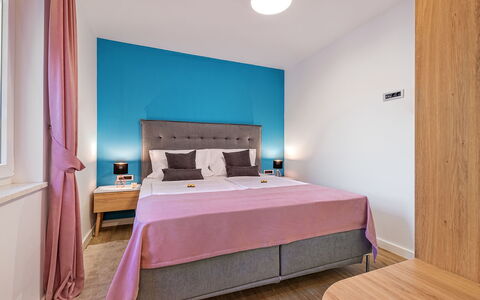 Zadar Bibinje 222: Comodidad, Edificio, Textil, Madera, Ventana, Diseño De Interiores, Marco De La Cama, Suelo, Cama, Piso