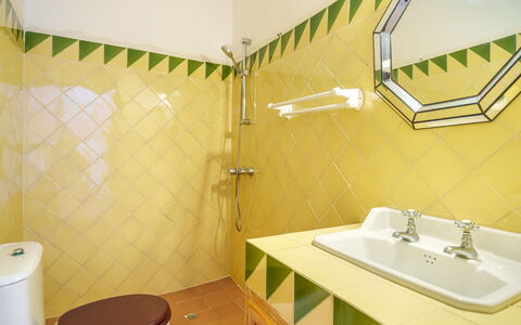 Gran Llombards: Espejo, Propiedad, Arreglo De Tubería, Lavabo Del Baño, Lavabo, Baño, Grifo, Edificio, Asiento Del Baño, Diseño De Interiores