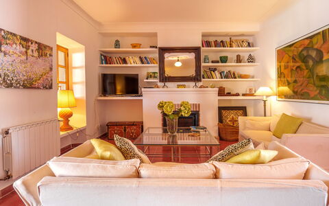Gran Llombards: Propiedad, Mueble, Sofá, Encendiendo, Naranja, Mesa, Sala, Estante, Diseño De Interiores, Estantería