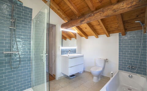 Villa Jeamic: Arreglo De Tubería, Edificio, Baño, Bañera, Madera, Grifo, Ventana, Casa, Lavabo, Piso