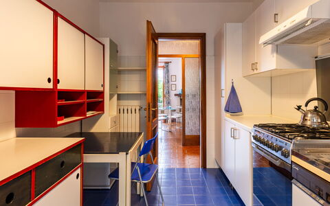 La Casa del Musicista: Propiedad, Gabinetes, Edificio, Puerta, Madera, Diseño De Interiores, Encendiendo, Cocina, Mostrador, Piso