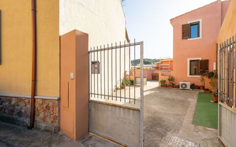 Rosy: Planta, Cielo, Edificio, Propiedad, Ventana, Casa, Madera, El Terreno Del Lote, Cabaña, Escalera