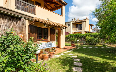 Tennis and Sea House: Planta, Cielo, Edificio, Propiedad, Ventana, Casa, Madera, El Terreno Del Lote, Cabaña, Escalera