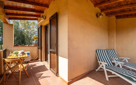 Tennis and Sea House: Planta, Cielo, Edificio, Propiedad, Ventana, Casa, Madera, El Terreno Del Lote, Cabaña, Escalera