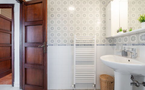 Pula 100: Espejo, Grifo, Arreglo De Tubería, Propiedad, Lavabo, Baño, Puerta, Planta, Edificio, Diseño De Interiores