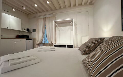 Vicolo Della Scala Rooms: Propiedad, Mueble, Madera, Comodidad, Diseño De Interiores, Edificio, Arquitectura, Piso, Suelo, Salón