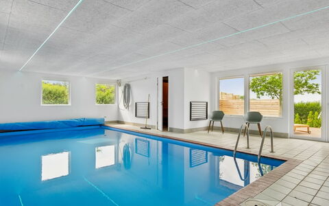 Neele - 800M from the Sea: Mueble, Diseño De Interiores, Piso, Suelo, Techo, Habitación, Silla, Mesa, Departamento, Cocina Y Comedor Mesa