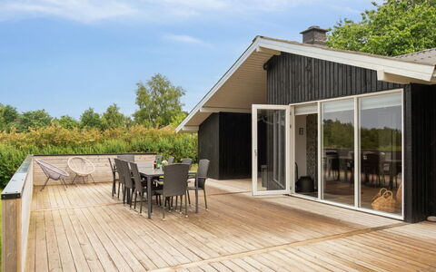 Neele - 800M from the Sea: Mueble, Diseño De Interiores, Piso, Suelo, Techo, Habitación, Silla, Mesa, Departamento, Cocina Y Comedor Mesa