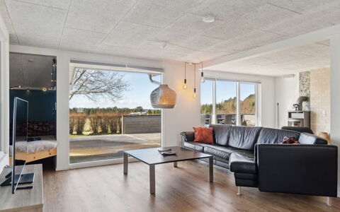 Neele - 800M from the Sea: Mueble, Diseño De Interiores, Piso, Suelo, Techo, Habitación, Silla, Mesa, Departamento, Cocina Y Comedor Mesa