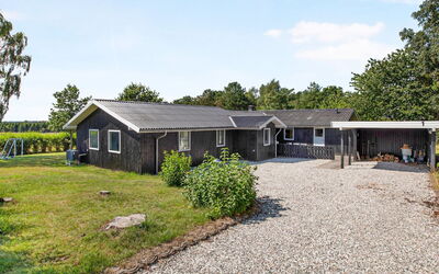 Neele - 800M from the Sea
