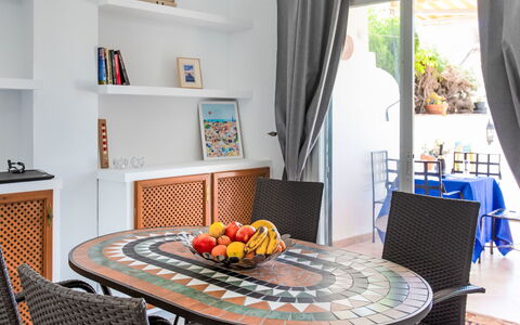 Los Almendros: Propiedad, Mesa, Mueble, Producto, Ventana, Textil, Diseño De Interiores, Arquitectura, Naranja, Piso