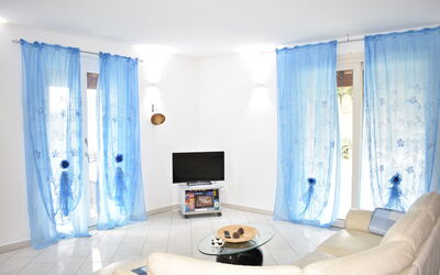 Casa Tiberina Apartments With Pool In Umbria: Propiedad, Mueble, Azul, Ventana, Azur, Textil, Comodidad, Cortina, Madera, Mesa