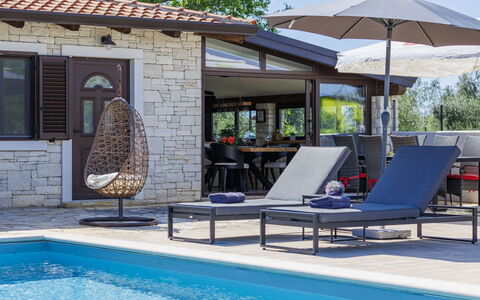 Claudia: Agua, Propiedad, Árbol, Cielo, Edificio, Sombra, Mueble Para Exteriores, Ventana, Piscina, Ocio