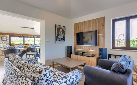 Claudia: Mueble, Sofá, Marco, Ventana, Mesa, Madera, Encendiendo, Sala, Diseño De Interiores, Suelo