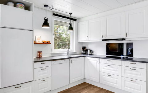 Manko - 1Km from the Sea: Cocina, Gabinetes, Aparato De Cocina, Mostrador, Piso, Electrodoméstico, Madera, Diseño De Interiores, Mueble, Cajón