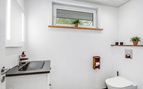 Manko - 1Km from the Sea: Pared, Piso, Arreglo De Tubería, Diseño De Interiores, Suelo, Plomería, Baño, Baño, Techo, Grifo
