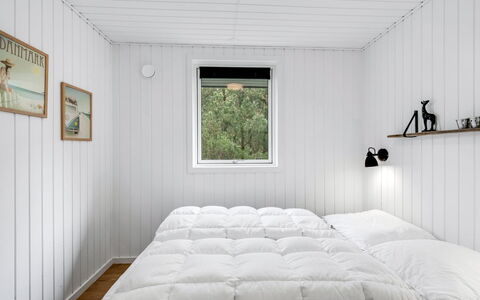 Manko - 1Km from the Sea: Habitación, Madera, Techo, Diseño De Interiores, Cama, Sábana, Lecho, Piso, Suelo, Linos