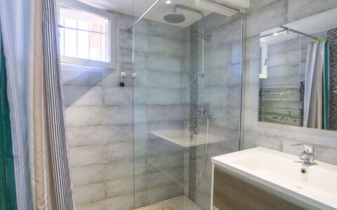 Miramar: Baño, Piso, Suelo, Arreglo De Tubería, Diseño De Interiores, Baño, Loseta, Ducha, Plomería, Material Compuesto