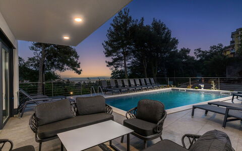 Visum Mare Tribus: Agua, Cielo, Mueble, Propiedad, Mesa, Azur, Sombra, Edificio, Planta, Diseño De Interiores