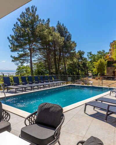 Visum Mare Tribus: Agua, Cielo, Planta, Propiedad, Piscina, Azur, Sombra, Mueble Para Exteriores, Árbol, Ocio