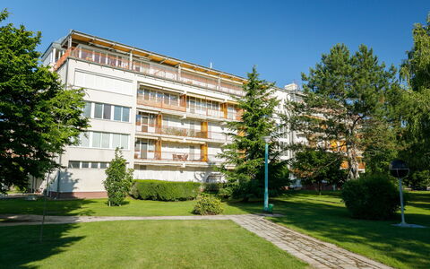 Zamardi 101: Planta, Edificio, Cielo, Propiedad, Árbol, Arquitectura, El Terreno Del Lote, Diseño Urbano, Paisaje Natural, Hierba