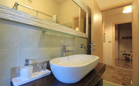 Dal Molin Apartment, Garda Lake, Ac, Fitness, Jacu: Grifo, Espejo, Arreglo De Tubería, Propiedad, Lavabo, Lavabo Del Baño, Edificio, Baño, Mueble De Baño, Madera