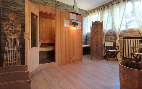 Dal Molin Apartment, Garda Lake, Ac, Fitness, Jacu: Propiedad, Madera, Diseño De Interiores, Piso, Suelo, Manchas De Madera, Pared, Madera Dura, Bienes Raíces, Mesa