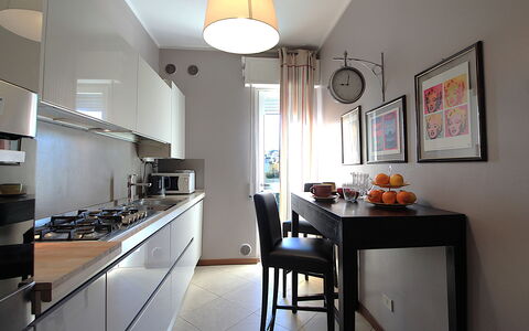 Provenzale Apartment, Garda Lake, Jacuzzi, Fitness: Mueble, Mesa, Gabinetes, Mostrador, Encendiendo, Diseño De Interiores, Aparato De Cocina, Estufa De Cocina, Silla, Cocina