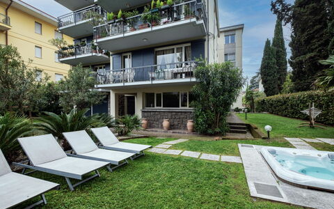 Provenzale Apartment, Garda Lake, Jacuzzi, Fitness: Planta, Edificio, Ventana, Diseño De Interiores, Arquitectura, Sombra, Diseño Urbano, Condominio, Barrio Residencial, Casa