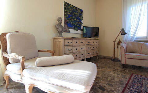 Provenzale Apartment, Garda Lake, Jacuzzi, Fitness: Mueble, Edificio, Ventana, Gabinetes, Comodidad, Cajón, Madera, Cajonera, Diseño De Interiores, Cortina