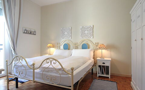 Catullo 18 Apartment, Garda Lake, Jacuzzi, Fitness: Mueble, Propiedad, Comodidad, Producto, Marco De La Cama, Madera, Textil, Diseño De Interiores, Arquitectura, Piso