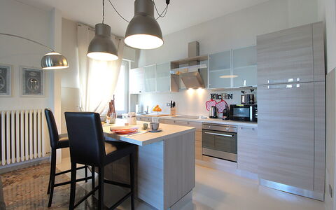 Catullo 18 Apartment, Garda Lake, Jacuzzi, Fitness: Mostrador, Mueble, Gabinetes, Silla, Mesa, Cocina, Encendiendo, Diseño De Interiores, Madera