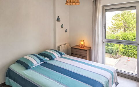 Six Fours 801: Mueble, Cama, Diseño De Interiores, Habitación, Suelo, Piso, Habitación, Pared, Sábana, Madera