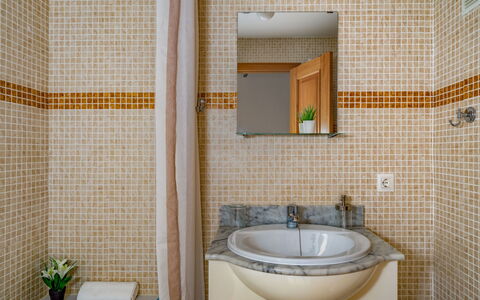Aldea Hills: Espejo, Grifo, Arreglo De Tubería, Lavabo, Planta, Propiedad, Lavabo Del Baño, Edificio, Baño, Diseño De Interiores
