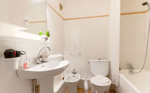 L'Antonia: Espejo, Arreglo De Tubería, Grifo, Lavabo, Lavabo Del Baño, Baño, Púrpura, Edificio, Diseño De Interiores, Suelo