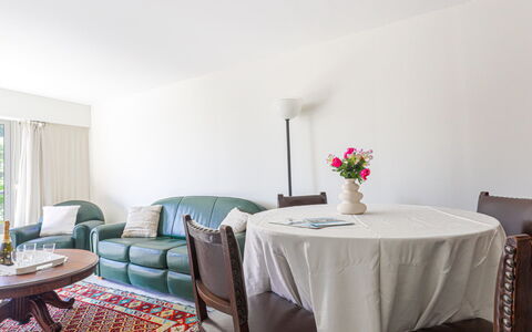 L'Antonia: Mesa, Mueble, Edificio, Planta, Sofá, Flor, Diseño De Interiores, Casa, Silla, Manteles