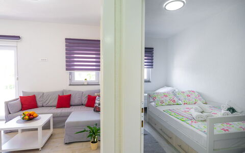 Podstrana 112: Edificio, Mueble, Propiedad, Comodidad, Ventana, Persiana De La Ventana, Sofá, Diseño De Interiores, Mesa, Sombra