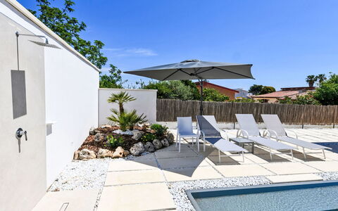 Mareluna: Cielo, Planta, Propiedad, Edificio, Azur, Sombra, Mueble Para Exteriores, Piscina, Agua, Sunlounger