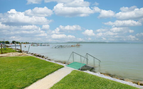 Balatonlelle 101: Cielo, Azul, Cuerpo De Agua, Nube, Horizonte, Camino Acuático, Costeras Y Los Accidentes Geográficos Oceánico, Costa, Banco, Mar