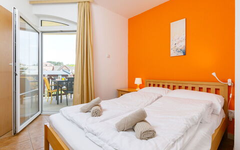 Balatonlelle 101: Mueble, Propiedad, Comodidad, Edificio, Cama, Marco De La Cama, Textil, Madera, Naranja, Diseño De Interiores