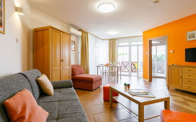 Balatonlelle 101: Mueble, Mesa, Gabinetes, Madera, Naranja, Diseño De Interiores, Comodidad, Piso, Suelo, Edificio
