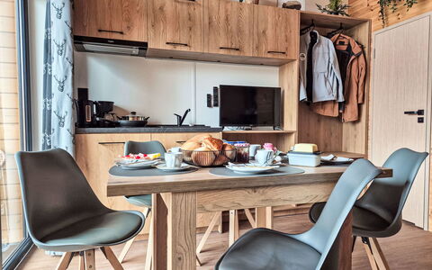 Fischbachau - Schliersee 200: Mueble, Madera, Diseño De Interiores, Cocina, Piso, Habitación, Cocina Y Comedor Mesa, Suelo, Mostrador, Electrodoméstico