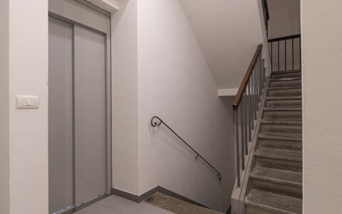 Atelier la Scala: Edificio, Escalera, Madera, Casa, Piso, Material Compuesto, Madera Dura, Puerta, Ventana