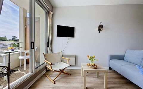 Les Terrasses de Pornic: Mueble, Diseño De Interiores, Suelo, Departamento, Piso, Silla, Habitación, Sala, Mesa De Café, Madera Dura