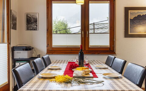 Pavillons a: Mesa, Mueble, Propiedad, Marco, Vajilla, Ventana, Comida, Madera, Textil, Diseño De Interiores