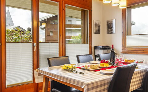 Pavillons a: Mesa, Mueble, Propiedad, Ventana, Vajilla, Madera, Diseño De Interiores, Silla, Comida