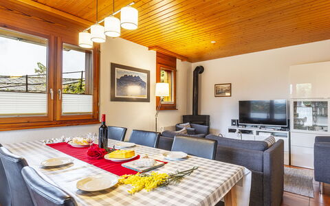 Pavillons a: Mueble, Mesa, Propiedad, Ventana, Diseño De Interiores, Madera, Marco, Suelo, Silla, Manteles