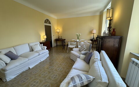 Piazza S. Romano: Mueble, Mesa, Propiedad, Sofá, Edificio, Comodidad, Marco, Diseño De Interiores, Sala, Suelo